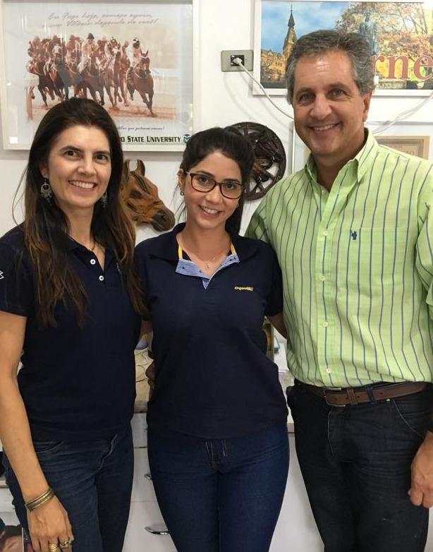 Dra. Kamila visitando a Clínica Equine Center