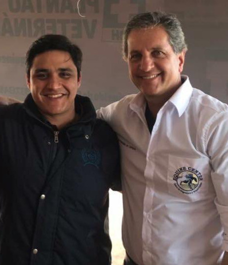 Médicos Veterinários se abraçando