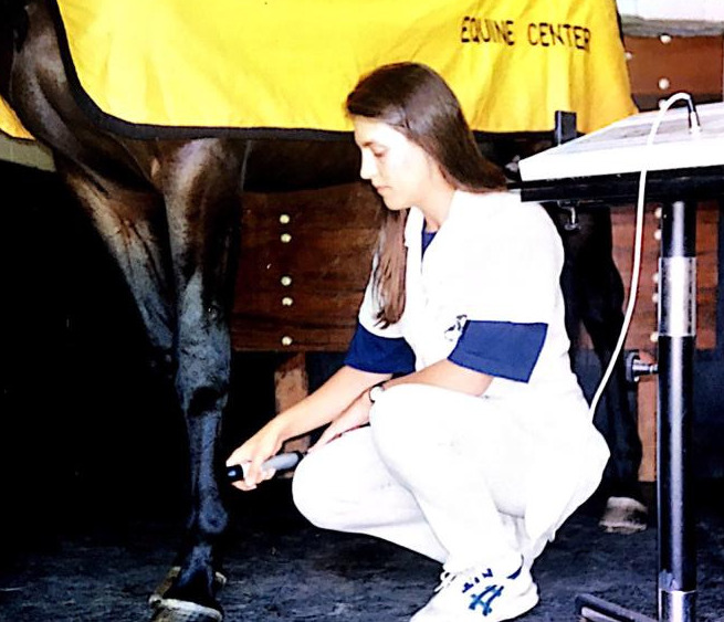 Médica Veterinária realizando ultrassom em equino na clínica Equine Center