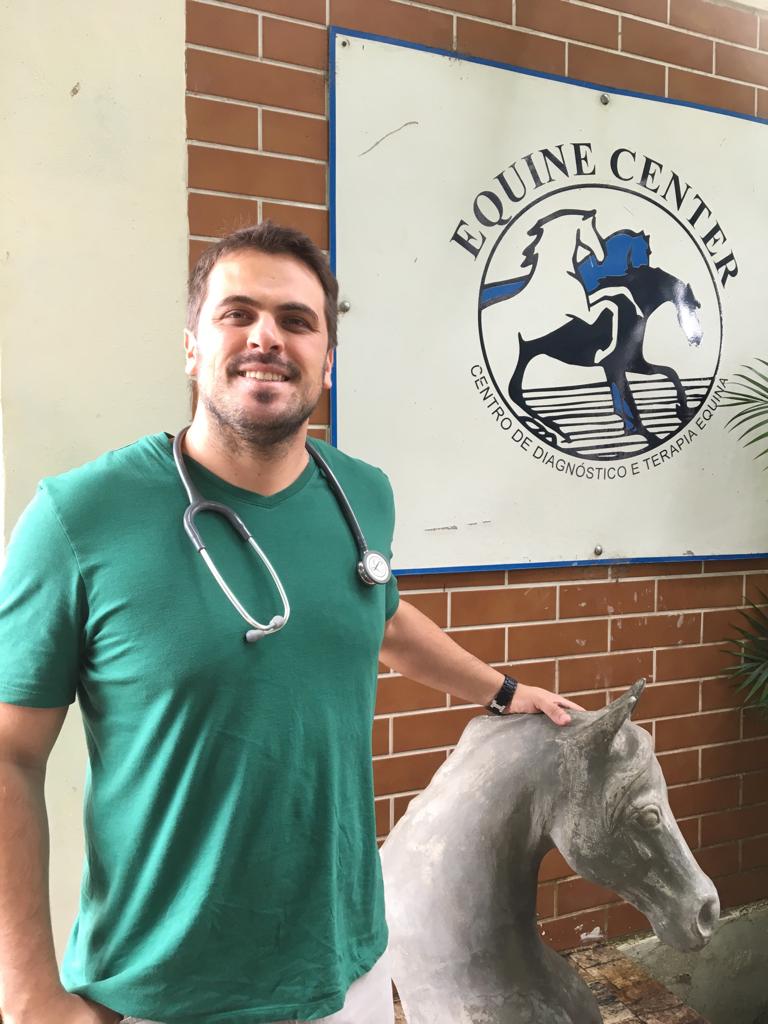 Médico Veterinário Residente da Equine Center