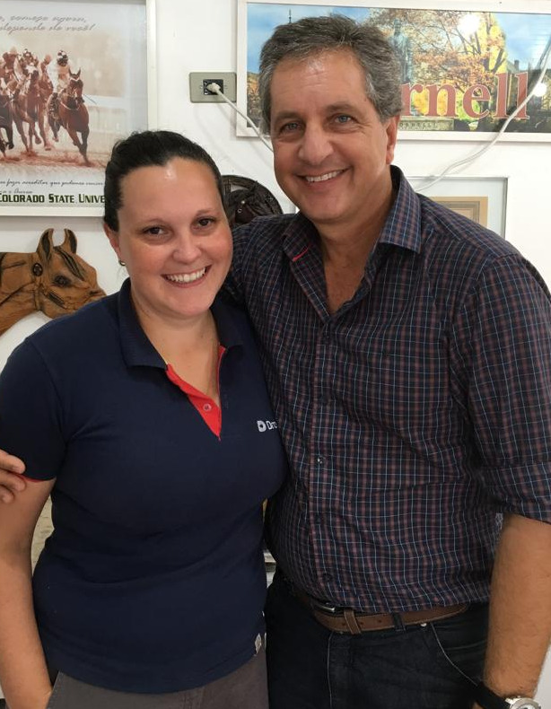 Dra. Natalia Pretto visitando a Clínica Equine Center
