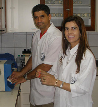 Dra. Fernanda Manzano e Hélio realizando exames no laboratório da equine center